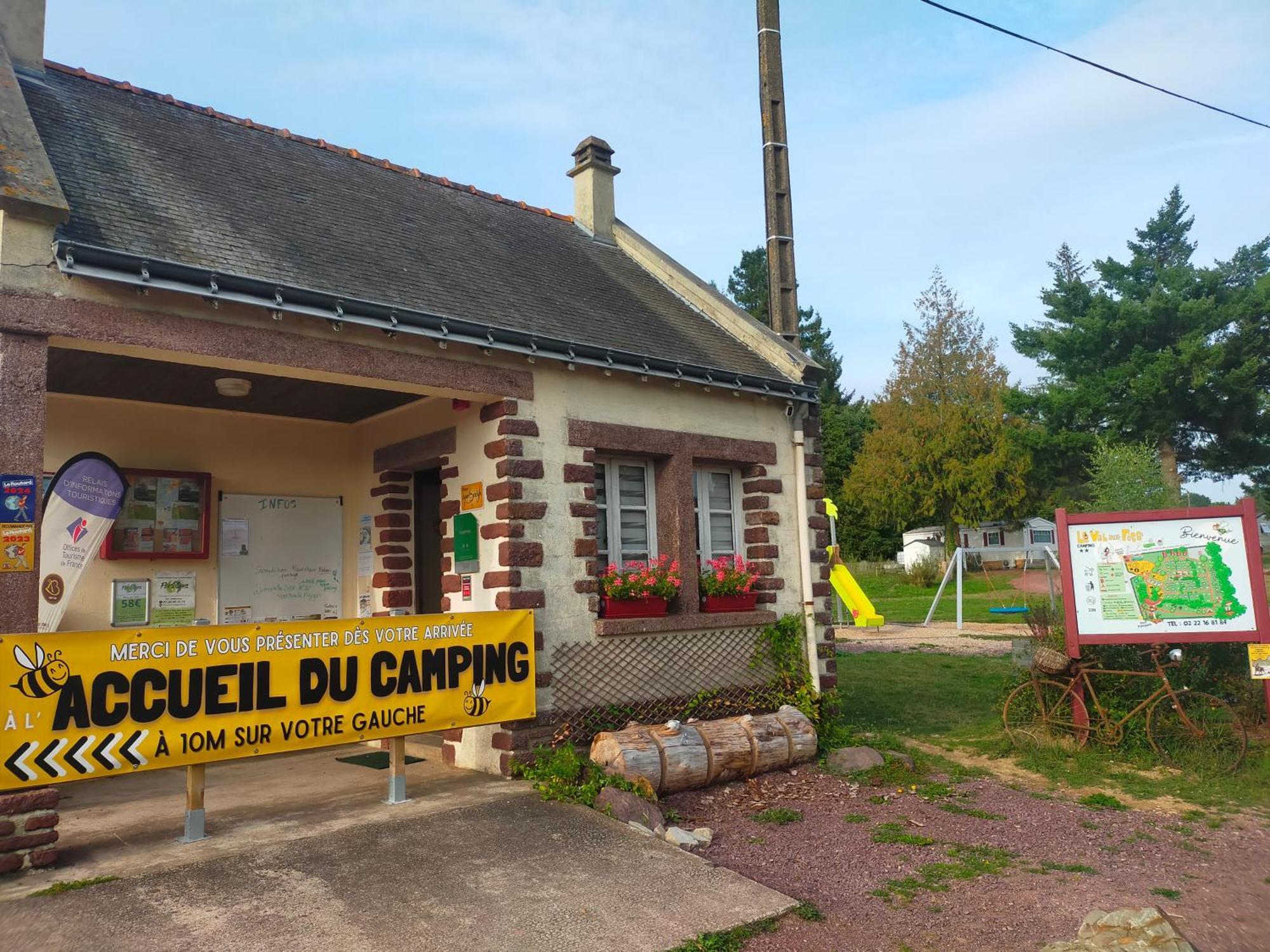 Camping Le Val Aux Fees - Broceliande Concoret Bagian luar foto
