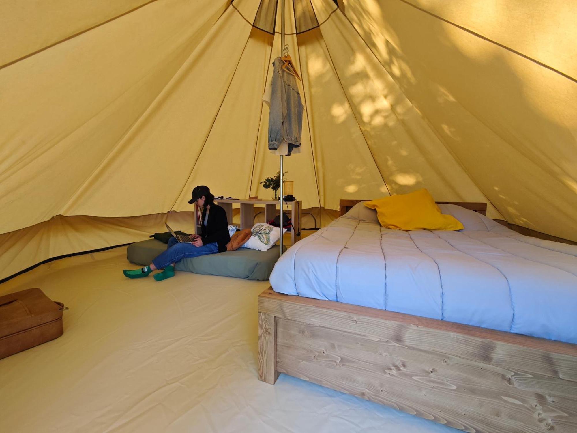 Camping Le Val Aux Fees - Broceliande Concoret Ruang foto