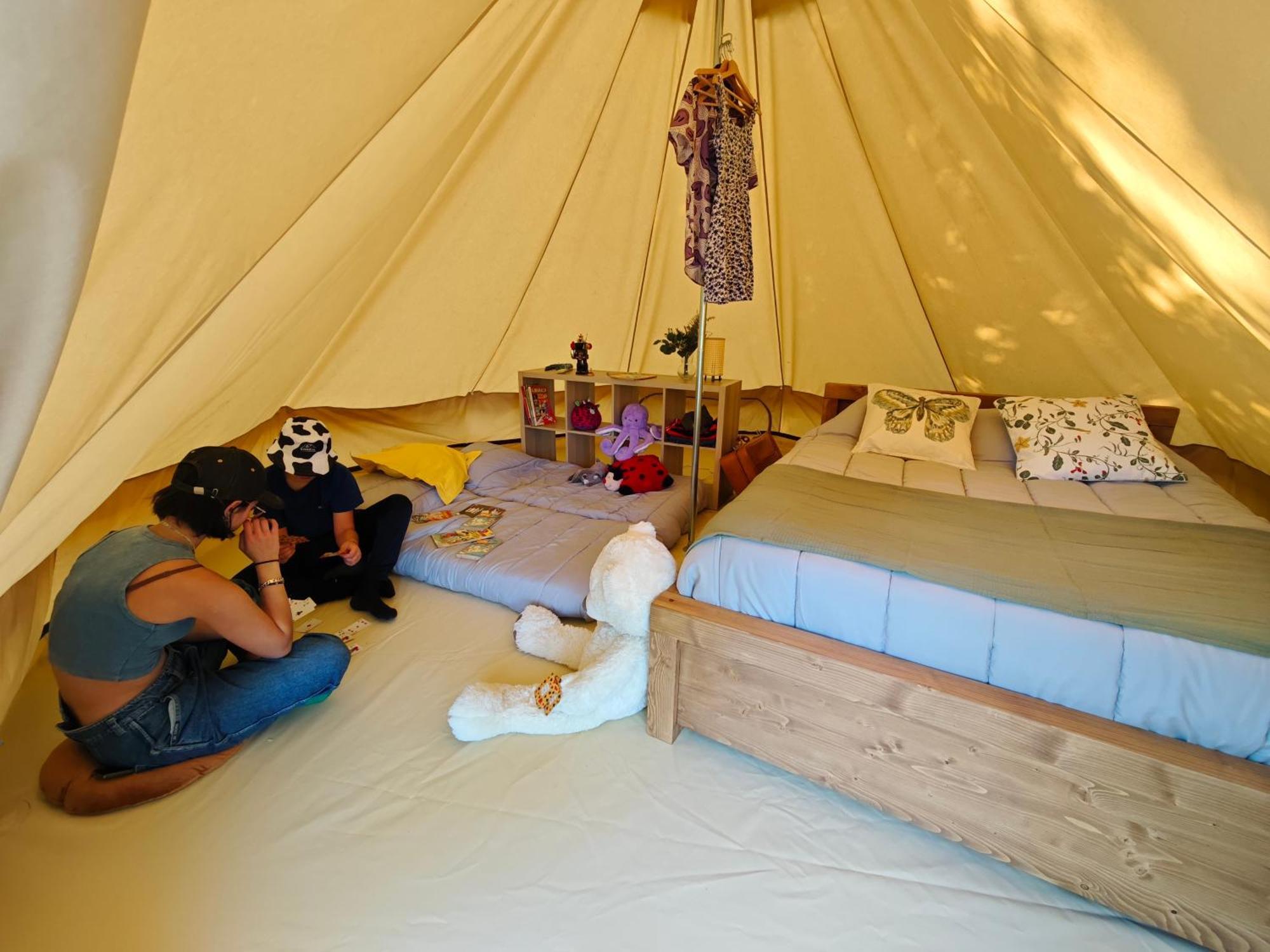 Camping Le Val Aux Fees - Broceliande Concoret Ruang foto